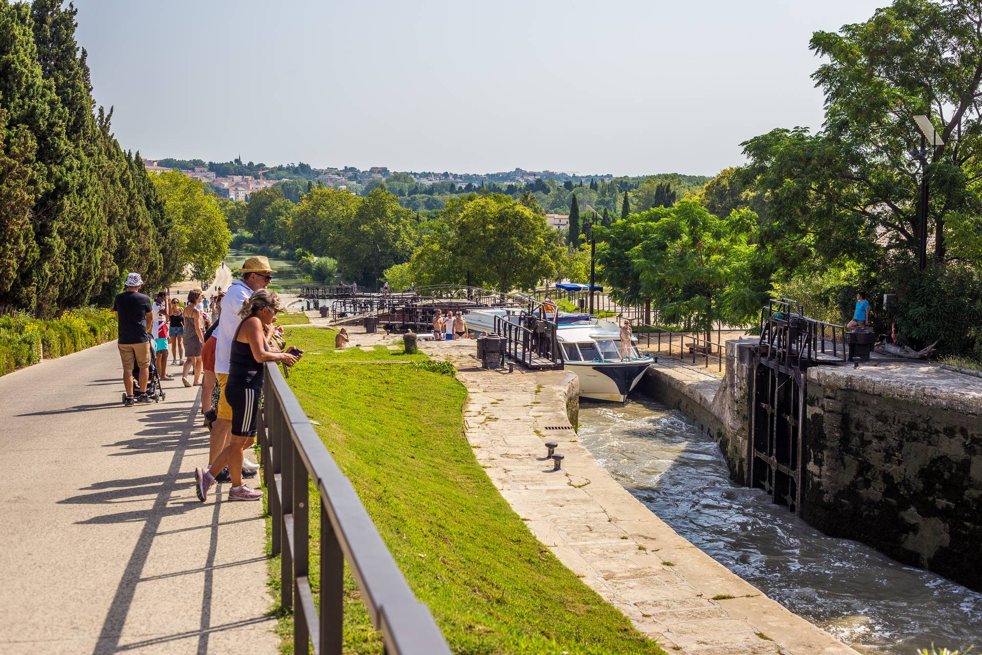 Vue sur les péniches qui passent les 9 écluses