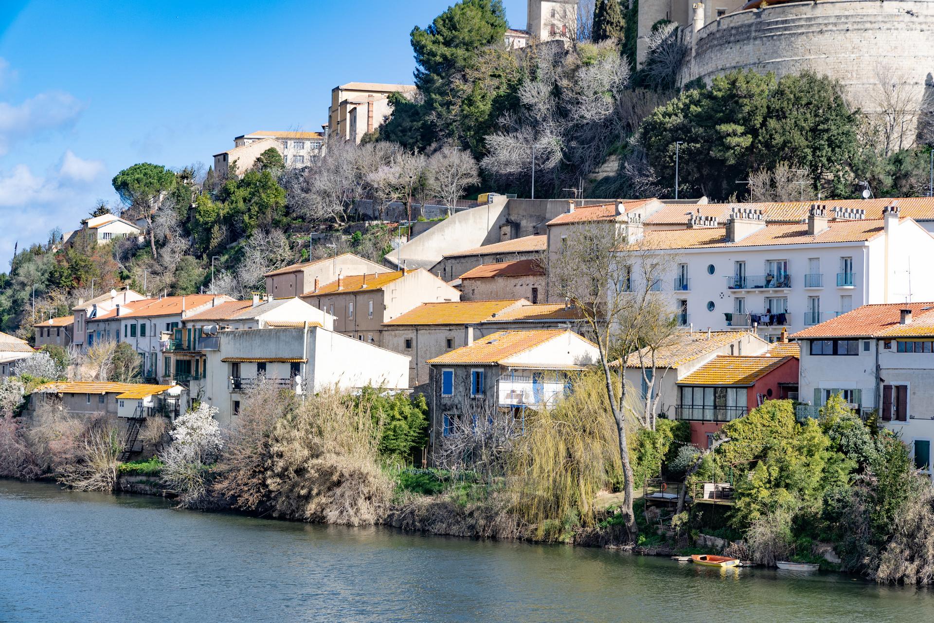 Maisons au bas de Béziers au bord du fleuve Orb