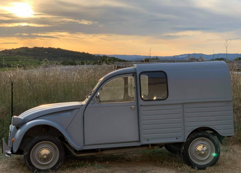 DEUCHE FAMILY : SPÉCIALISTE DE LA LOCATION DE 2CV AVEC OU SANS CHAUFFEUR