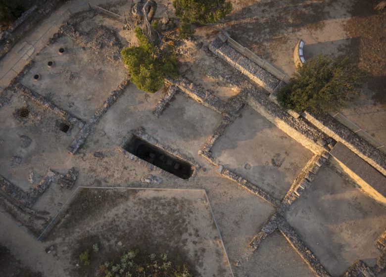 ENSERUNE. OPPIDUM ET MUSÉE ARCHÉOLOGIQUE